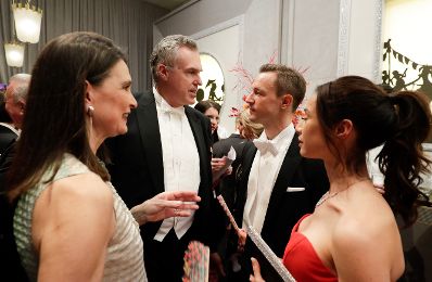 Am 28. Februar 2019 besuchte Bundesminister Gernot Bl&uuml;mel (m.r.) den Wiener Opernball. Im Bild mit Clivia Treidl (r.), dem Direktor des MAK (Museum f&uuml;r angewandte Kunst) Christoph Thun-Hohenstein (m.l.).
