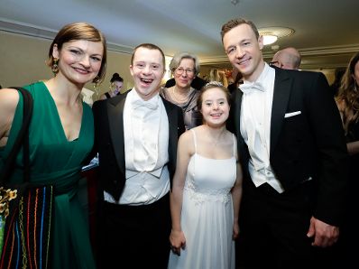 Am 28. Februar 2019 besuchte Bundesminister Gernot Bl&uuml;mel (r.) den Wiener Opernball. Im Bild mit dem Deb&uuml;tantenpaar Simon Couvreur (m.l.) und Maria Naber (m.r.).