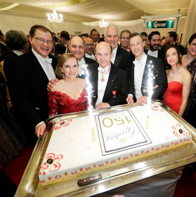 Am 28. Februar 2019 besuchte Bundesminister Gernot Bl&uuml;mel (2.v.r.) den Wiener Opernball. Im Bild mit Clivia Treidl (r.), Direktor der Staatsoper Dominique Meyer (4.v.r.), Bundesminister Josef Moser (3.v.r.) und Nationalratspr&auml;sident Wolfgang Sobotka (5.v.r.).