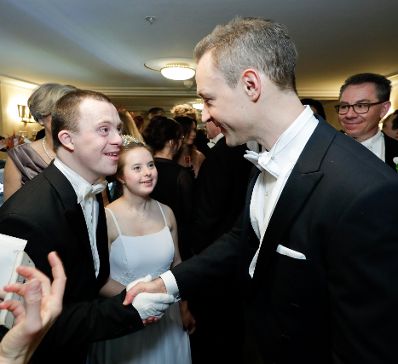 Am 28. Februar 2019 besuchte Bundesminister Gernot Bl&uuml;mel (r.) den Wiener Opernball. Im Bild mit dem Deb&uuml;tantenpaar Simon Couvreur (m.l.) und Maria Naber (m.r.).