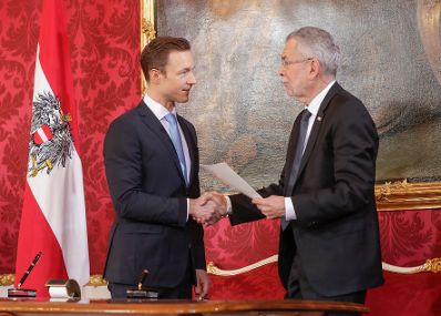 Am 18. Dezember 2017 wurde die neue Bundesregierung vom Bundespr&auml;sidenten in der Pr&auml;sidentschaftskanzlei angelobt. Im Bild Bundesminister ohne Portefeuille Gernot Bl&uuml;mel (l.) mit Bundespr&auml;sident Alexander Van der Bellen (r.).