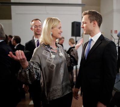 Am 25. J&auml;nner 2018 er&ouml;ffnete Bundesminister Gernot Bl&uuml;mel (r.) die Ausstellung "Schatzkammer des Wissens. 650 Jahre &Ouml;sterreichische Nationalbibliothek". Im Bild mit Johanna Rachinger (l.), Generaldirektorin der &Ouml;sterreichischen Nationalbibliothek.