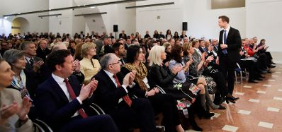 Am 25. J&auml;nner 2018 er&ouml;ffnete Bundesminister Gernot Bl&uuml;mel (im Bild) die Ausstellung "Schatzkammer des Wissens. 650 Jahre &Ouml;sterreichische Nationalbibliothek".