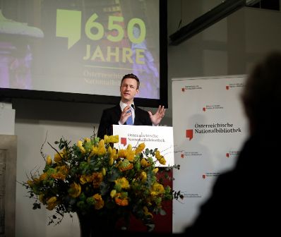 Am 25. J&auml;nner 2018 er&ouml;ffnete Bundesminister Gernot Bl&uuml;mel (im Bild) die Ausstellung "Schatzkammer des Wissens. 650 Jahre &Ouml;sterreichische Nationalbibliothek".