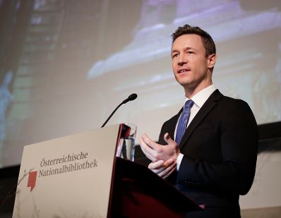 Am 25. J&auml;nner 2018 er&ouml;ffnete Bundesminister Gernot Bl&uuml;mel (im Bild) die Ausstellung "Schatzkammer des Wissens. 650 Jahre &Ouml;sterreichische Nationalbibliothek".