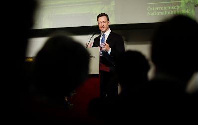 Am 25. J&auml;nner 2018 er&ouml;ffnete Bundesminister Gernot Bl&uuml;mel (im Bild) die Ausstellung "Schatzkammer des Wissens. 650 Jahre &Ouml;sterreichische Nationalbibliothek".