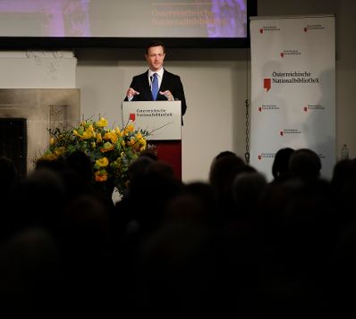 Am 25. J&auml;nner 2018 er&ouml;ffnete Bundesminister Gernot Bl&uuml;mel (im Bild) die Ausstellung "Schatzkammer des Wissens. 650 Jahre &Ouml;sterreichische Nationalbibliothek".