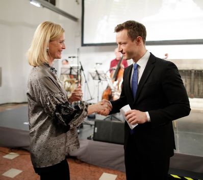Am 25. J&auml;nner 2018 er&ouml;ffnete Bundesminister Gernot Bl&uuml;mel (r.) die Ausstellung "Schatzkammer des Wissens. 650 Jahre &Ouml;sterreichische Nationalbibliothek". Im Bild mit Johanna Rachinger (l.), Generaldirektorin der &Ouml;sterreichischen Nationalbibliothek.