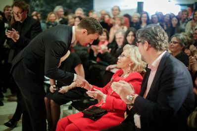 Am 15. Februar 2018 er&ouml;ffnete Bundesminister Gernot Bl&uuml;mel (l.) die Ausstellung &bdquo;WOW! The Heidi Horten Collection&ldquo; im Leopold Museum. Im Bild mit Heidi Horten (m.).