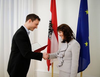 Am 22. Februar 2018 &uuml;berreichte Bundesminister Gernot Bl&uuml;mel (l.) das Dekret mit dem Brigitte Bierlein (r.) zur Pr&auml;sidentin des Verfassungsgerichtshofes der Republik &Ouml;sterreich und Christoph Grabenwarter zum Vizepr&auml;sidenten des Verfassungsgerichtshofes der Republik &Ouml;sterreich ernannt wurden.