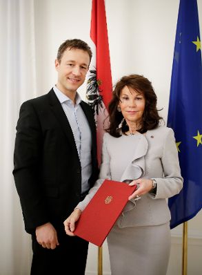 Am 22. Februar 2018 &uuml;berreichte Bundesminister Gernot Bl&uuml;mel (l.) das Dekret mit dem Brigitte Bierlein (r.) zur Pr&auml;sidentin des Verfassungsgerichtshofes der Republik &Ouml;sterreich und Christoph Grabenwarter zum Vizepr&auml;sidenten des Verfassungsgerichtshofes der Republik &Ouml;sterreich ernannt wurden.
