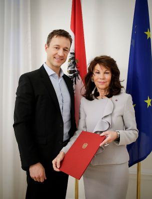 Am 22. Februar 2018 &uuml;berreichte Bundesminister Gernot Bl&uuml;mel (l.) das Dekret mit dem Brigitte Bierlein (r.) zur Pr&auml;sidentin des Verfassungsgerichtshofes der Republik &Ouml;sterreich und Christoph Grabenwarter zum Vizepr&auml;sidenten des Verfassungsgerichtshofes der Republik &Ouml;sterreich ernannt wurden.