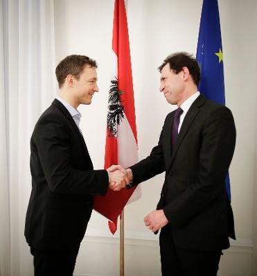 Am 22. Februar 2018 &uuml;berreichte Bundesminister Gernot Bl&uuml;mel (l.) das Dekret mit dem Brigitte Bierlein zur Pr&auml;sidentin des Verfassungsgerichtshofes der Republik &Ouml;sterreich und Christoph Grabenwarter (r.) zum Vizepr&auml;sidenten des Verfassungsgerichtshofes der Republik &Ouml;sterreich ernannt wurden.