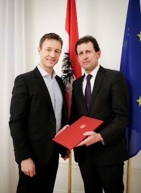 Am 22. Februar 2018 &uuml;berreichte Bundesminister Gernot Bl&uuml;mel (l.) das Dekret mit dem Brigitte Bierlein zur Pr&auml;sidentin des Verfassungsgerichtshofes der Republik &Ouml;sterreich und Christoph Grabenwarter (r.) zum Vizepr&auml;sidenten des Verfassungsgerichtshofes der Republik &Ouml;sterreich ernannt wurden.