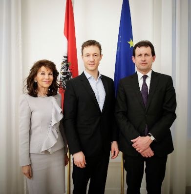 Am 22. Februar 2018 &uuml;berreichte Bundesminister Gernot Bl&uuml;mel (m.) das Dekret mit dem Brigitte Bierlein (l.) zur Pr&auml;sidentin des Verfassungsgerichtshofes der Republik &Ouml;sterreich und Christoph Grabenwarter (r.) zum Vizepr&auml;sidenten des Verfassungsgerichtshofes der Republik &Ouml;sterreich ernannt wurden.