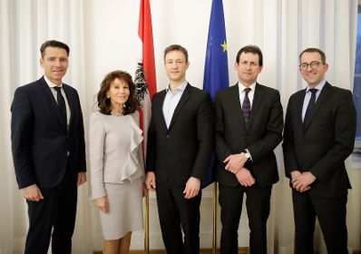Am 22. Februar 2018 &uuml;berreichte Bundesminister Gernot Bl&uuml;mel (m.) das Dekret mit dem Brigitte Bierlein (2.v.l.) zur Pr&auml;sidentin des Verfassungsgerichtshofes der Republik &Ouml;sterreich und Christoph Grabenwarter (2.v.r.) zum Vizepr&auml;sidenten des Verfassungsgerichtshofes der Republik &Ouml;sterreich ernannt wurden. Im Bild mit Generalsekret&auml;r Dieter Kandlhofer (l.) und Kabinettschef Albert Posch (r.).