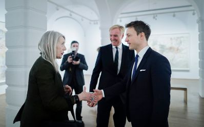 Am 1. M&auml;rz 2018 er&ouml;ffnete Bundesminister Gernot Bl&uuml;mel (r.) die Ausstellung &quot;Martha Jungwirth&quot; in der Albertina. Im Bild mit der K&uuml;nstlerin Martha Jungwirth (l.) und dem Gesch&auml;ftsf&uuml;hrer der Albertina Klaus Albrecht Schr&ouml;der (m.).
