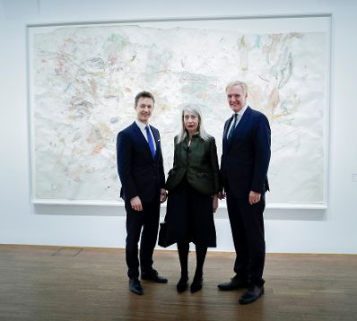 Am 1. M&auml;rz 2018 er&ouml;ffnete Bundesminister Gernot Bl&uuml;mel (l.) die Ausstellung &quot;Martha Jungwirth&quot; in der Albertina. Im Bild mit der K&uuml;nstlerin Martha Jungwirth (m.) und dem Gesch&auml;ftsf&uuml;hrer der Albertina Klaus Albrecht Schr&ouml;der (r.).