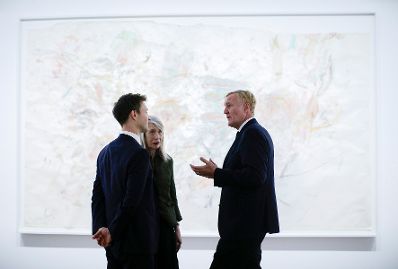 Am 1. M&auml;rz 2018 er&ouml;ffnete Bundesminister Gernot Bl&uuml;mel (l.) die Ausstellung &quot;Martha Jungwirth&quot; in der Albertina. Im Bild mit der K&uuml;nstlerin Martha Jungwirth (m.) und dem Gesch&auml;ftsf&uuml;hrer der Albertina Klaus Albrecht Schr&ouml;der (r.).