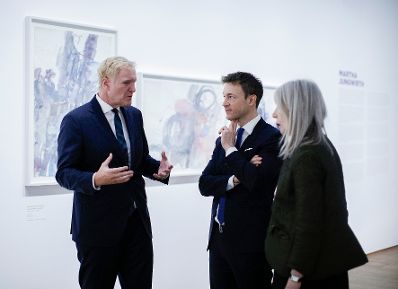 Am 1. M&auml;rz 2018 er&ouml;ffnete Bundesminister Gernot Bl&uuml;mel (m.) die Ausstellung &quot;Martha Jungwirth&quot; in der Albertina. Im Bild mit der K&uuml;nstlerin Martha Jungwirth (r.) und dem Gesch&auml;ftsf&uuml;hrer der Albertina Klaus Albrecht Schr&ouml;der (l.).