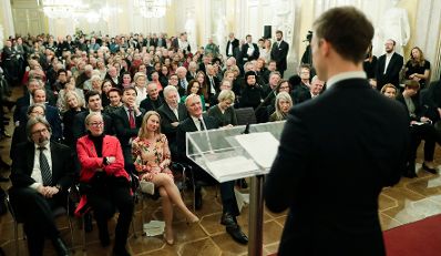 Am 1. M&auml;rz 2018 er&ouml;ffnete Bundesminister Gernot Bl&uuml;mel die Ausstellung &quot;Martha Jungwirth&quot; in der Albertina.