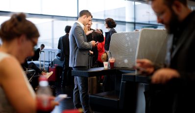 Am 24. Mai 2018 reiste Bundesminister Gernot Bl&uuml;mel (m.) anl&auml;sslich der Ausstellungser&ouml;ffnung im &Ouml;sterreich Pavillon auf der 16. Internationalen Architekturausstellung "La Biennale di Venezia" nach Venedig.