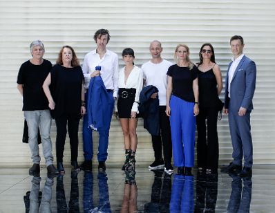 Am 24. Mai 2018 reiste Bundesminister Gernot Bl&uuml;mel (r.) anl&auml;sslich der Ausstellungser&ouml;ffnung im &Ouml;sterreich Pavillon auf der 16. Internationalen Architekturausstellung "La Biennale di Venezia" nach Venedig. Im Bild mit den Grafikdesignern Jessica Walsh (4.v.l.) und Stefan Sagmeister (3.v.l.), den Architekten Dieter Henke (l.) und Marta Schreieck (2.v.l.), Frank Ludin (4.v.r.), Kathrin Aste (3.v.r.), und der Kommiss&auml;rin und Kuratorin Verena Konrad (2.v.r.).