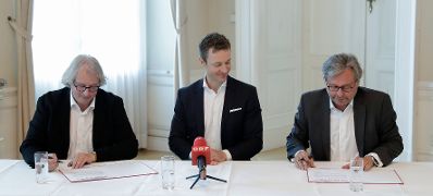 Am 4. Juni 2018 nahm Bundesminister Gernot Bl&uuml;mel (m.) am Treffen von Vertretern der &ouml;sterreichischen Film- und TV-Wirtschaft im Rahmen der Budgetzusage des &Ouml;sterreichischen Rundfunks teil. Im Bild mit dem ORF-Generaldirektor Alexander Wrabetz (r.) und dem Produzenten Danny Krausz (l.).