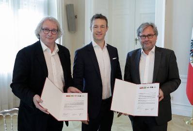 Am 4. Juni 2018 nahm Bundesminister Gernot Bl&uuml;mel (m.) am Treffen von Vertretern der &ouml;sterreichischen Film- und TV-Wirtschaft im Rahmen der Budgetzusage des &Ouml;sterreichischen Rundfunks teil. Im Bild mit dem ORF-Generaldirektor Alexander Wrabetz (r.) und dem Produzenten Danny Krausz (l.).