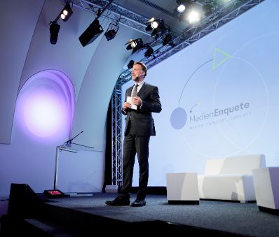 Am 7. Juni 2018 nahm Bundesminister Gernot Bl&uuml;mel am medienpolitischen Diskurs &quot;MedienEnquete&quot; teil. Im Bild der Moderator Sebastian Loudon.