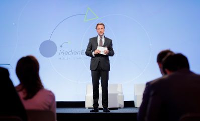 Am 7. Juni 2018 nahm Bundesminister Gernot Bl&uuml;mel am medienpolitischen Diskurs &quot;MedienEnquete&quot; teil. Im Bild der Moderator Sebastian Loudon.