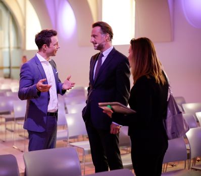 Am 7. Juni 2018 nahm Bundesminister Gernot Bl&uuml;mel (l.) am medienpolitischen Diskurs &quot;MedienEnquete&quot; teil. Im Bild mit dem Moderator Sebastian Loudon (m.).