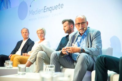 Am 8. Juni 2018 setzte Bundesminister Gernot Bl&uuml;mel seine Teilnahme am medienpolitischen Diskurs &quot;MedienEnquete&quot; fort. Im Bild die Verwaltungsr&auml;tin Ingrid Deltenre (2.v.l.), der CEO der Vice D-A-CH-Holding Stefan H&auml;ckel (2.v.r.), der Vorstandsvorsitzende der Styria Media Group AG Markus Mair (l.) und der Vorstandsvorsitzende des Verbandes &ouml;sterreichischer Privatsender Ernst Swoboda (r.).