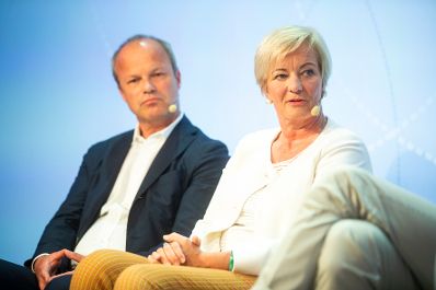 Am 8. Juni 2018 setzte Bundesminister Gernot Bl&uuml;mel seine Teilnahme am medienpolitischen Diskurs &quot;MedienEnquete&quot; fort. Im Bild der Vorstandsvorsitzende der Styria Media Group AG Markus Mair (l.) und die Verwaltungsr&auml;tin Ingrid Deltenre (r.).