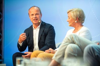 Am 8. Juni 2018 setzte Bundesminister Gernot Bl&uuml;mel seine Teilnahme am medienpolitischen Diskurs &quot;MedienEnquete&quot; fort. Im Bild der Vorstandsvorsitzende der Styria Media Group AG Markus Mair (l.) und die Verwaltungsr&auml;tin Ingrid Deltenre (r.).
