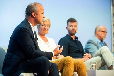 Am 8. Juni 2018 setzte Bundesminister Gernot Bl&uuml;mel seine Teilnahme am medienpolitischen Diskurs &quot;MedienEnquete&quot; fort. Im Bild die Verwaltungsr&auml;tin Ingrid Deltenre (2.v.l.), der CEO der Vice D-A-CH-Holding Stefan H&auml;ckel (2.v.r.), der Vorstandsvorsitzende der Styria Media Group AG Markus Mair (l.) und der Vorstandsvorsitzende des Verbandes &ouml;sterreichischer Privatsender Ernst Swoboda (r.).