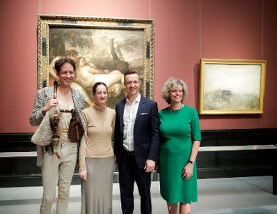 Am 25. Juni 2018 nahm Bundesminister Gernot Bl&uuml;mel (2.v.r.) an der Pressekonferenz zum Kulturprogramm des &ouml;sterreichischen EU-Ratsvorsitzes teil. Im Bild mit der Generaldirektorin des Kunsthistorischen Museums Sabine Haag (r.).