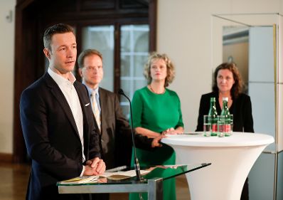 Am 25. Juni 2018 nahm Bundesminister Gernot Bl&uuml;mel (l.) an der Pressekonferenz zum Kulturprogramm des &ouml;sterreichischen EU-Ratsvorsitzes teil. Im Bild mit der Generaldirektorin des Kunsthistorischen Museums Sabine Haag (2.v.r.). Im Bild mit der Generaldirektorin des Kunsthistorischen Museums Sabine Haag (2.v.r.), der Regisseurin Jacqueline Kornm&uuml;ller (r.) und dem Vize-Vorstand der Wiener Philharmoniker Alexander Steinberger (2.v.l.).