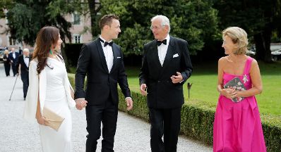 Am 26. Juli 2018 reiste Bundesminister Gernot Bl&uuml;mel (2.v.l.) anl&auml;sslich der Er&ouml;ffnung der Salzburger Festspiele nach Salzburg. Im Bild beim Abendempfang mit Clivia Treidl (l.).