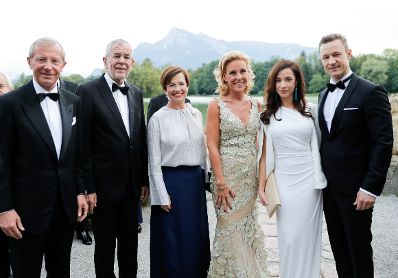 Am 26. Juli 2018 reiste Bundesminister Gernot Bl&uuml;mel (r.) anl&auml;sslich der Er&ouml;ffnung der Salzburger Festspiele nach Salzburg. Im Bild mit dem Landeshauptmann von Salzburg Wilfried Haslauer (l.) und seiner Gattin Christina Haslauer (3.v.r.), Bundespr&auml;sident Alexander Van der Bellen (2.v.l.) und seiner Gattin Doris Schmidauer (3.v.l.) sowie Clivia Treidl (2.v.r.) beim Abendempfang.