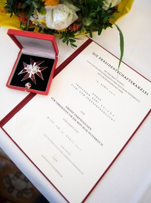 Am 10. September 2018 &uuml;berreichte Bundesminister Gernot Bl&uuml;mel das Gro&szlig;e Ehrenzeichen f&uuml;r Verdienste um die Republik &Ouml;sterreich an Karl Spiehs.