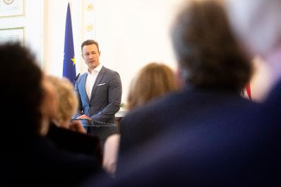 Am 10. September 2018 &uuml;berreichte Bundesminister Gernot Bl&uuml;mel (im Bild) das Gro&szlig;e Ehrenzeichen f&uuml;r Verdienste um die Republik &Ouml;sterreich an Karl Spiehs.