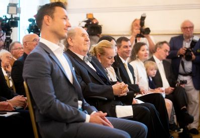 Am 10. September 2018 &uuml;berreichte Bundesminister Gernot Bl&uuml;mel (l.) das Gro&szlig;e Ehrenzeichen f&uuml;r Verdienste um die Republik &Ouml;sterreich an Karl Spiehs (2.v.l.).