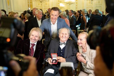 Am 10. September 2018 &uuml;berreichte Bundesminister Gernot Bl&uuml;mel (m.l.) das Gro&szlig;e Ehrenzeichen f&uuml;r Verdienste um die Republik &Ouml;sterreich an Karl Spiehs (m.r.). Im Bild mit dem Laudator Thomas Gottschalk (l.).