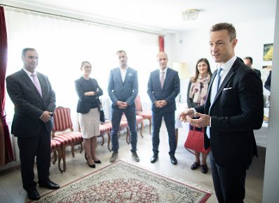 Am 27. September 2018 reiste Bundesminister Gernot Bl&uuml;mel (r.) in den Kosovo. Im Bild beim Treffen mit &ouml;sterreichischen Wirtschaftstreibenden.