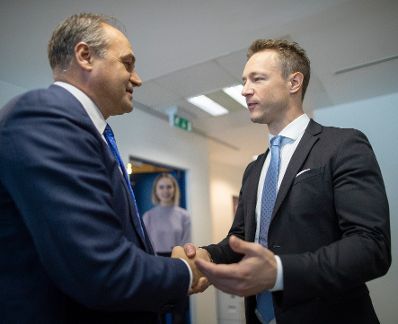Am 27. September 2018 reiste Bundesminister Gernot Bl&uuml;mel (r.) in den Kosovo. Im Bild beim Treffen mit dem stellvertretenden Premierminister der Republik Kosovo Enver Hoxhaj (l.).