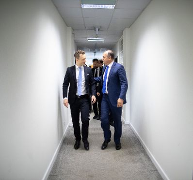 Am 27. September 2018 reiste Bundesminister Gernot Bl&uuml;mel (l.) in den Kosovo. Im Bild beim Treffen mit dem stellvertretenden Premierminister der Republik Kosovo Enver Hoxhaj (r.).
