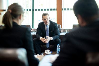 Am 27. September 2018 reiste Bundesminister Gernot Bl&uuml;mel (im Bild) in den Kosovo.