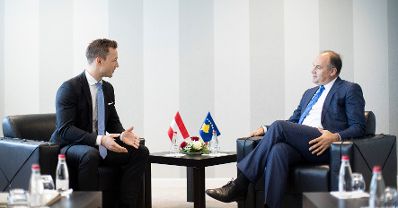 Am 27. September 2018 reiste Bundesminister Gernot Bl&uuml;mel (l.) in den Kosovo. Im Bild beim Treffen mit dem stellvertretenden Premierminister der Republik Kosovo Enver Hoxhaj (r.).