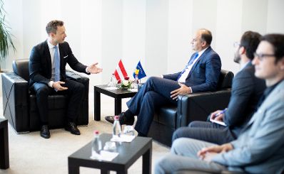 Am 27. September 2018 reiste Bundesminister Gernot Bl&uuml;mel (l.) in den Kosovo. Im Bild beim Treffen mit dem stellvertretenden Premierminister der Republik Kosovo Enver Hoxhaj (2.v.l.).